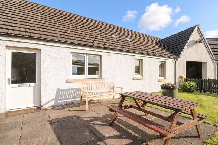 Cottage for 4 people, with terrace and garden as well as hot tub, with pets on the Isle of Mull