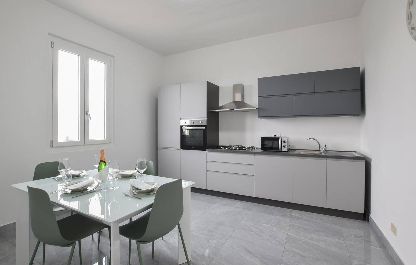 Appartement de vacances entier, Logement confortable à 2 km d'Albenga : Wi-Fi, climatisation, terrasse et parking, à 100 m du bord de mer in Albenga, Riviera di Ponente