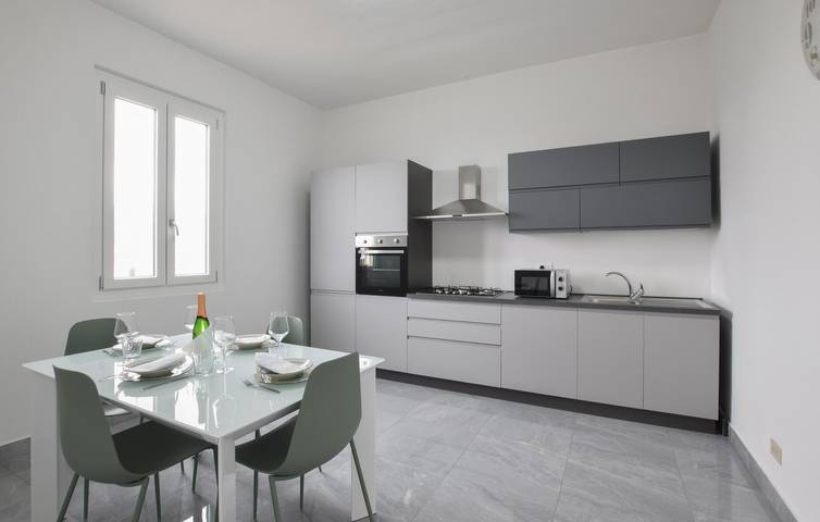 Appartamento intero, Accogliente casa a 2 km da Albenga: Wi-Fi, aria condizionata, terrazza e parcheggio, a 100 m dalla costa in Albenga, Riviera di Ponente
