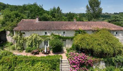 Chambre d’hôte pour 2 personnes, avec piscine et jardin à Lusignan-Petit