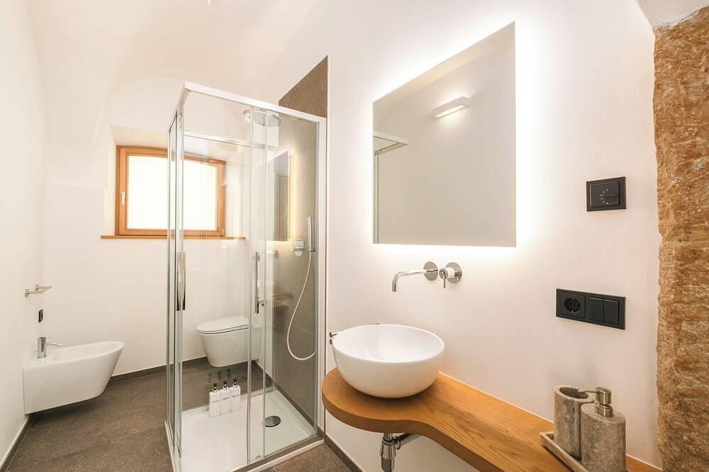 Three-room apartment dating back to the 1400s with masterfully renovated vaults. in Steinmannwald, Leifers
