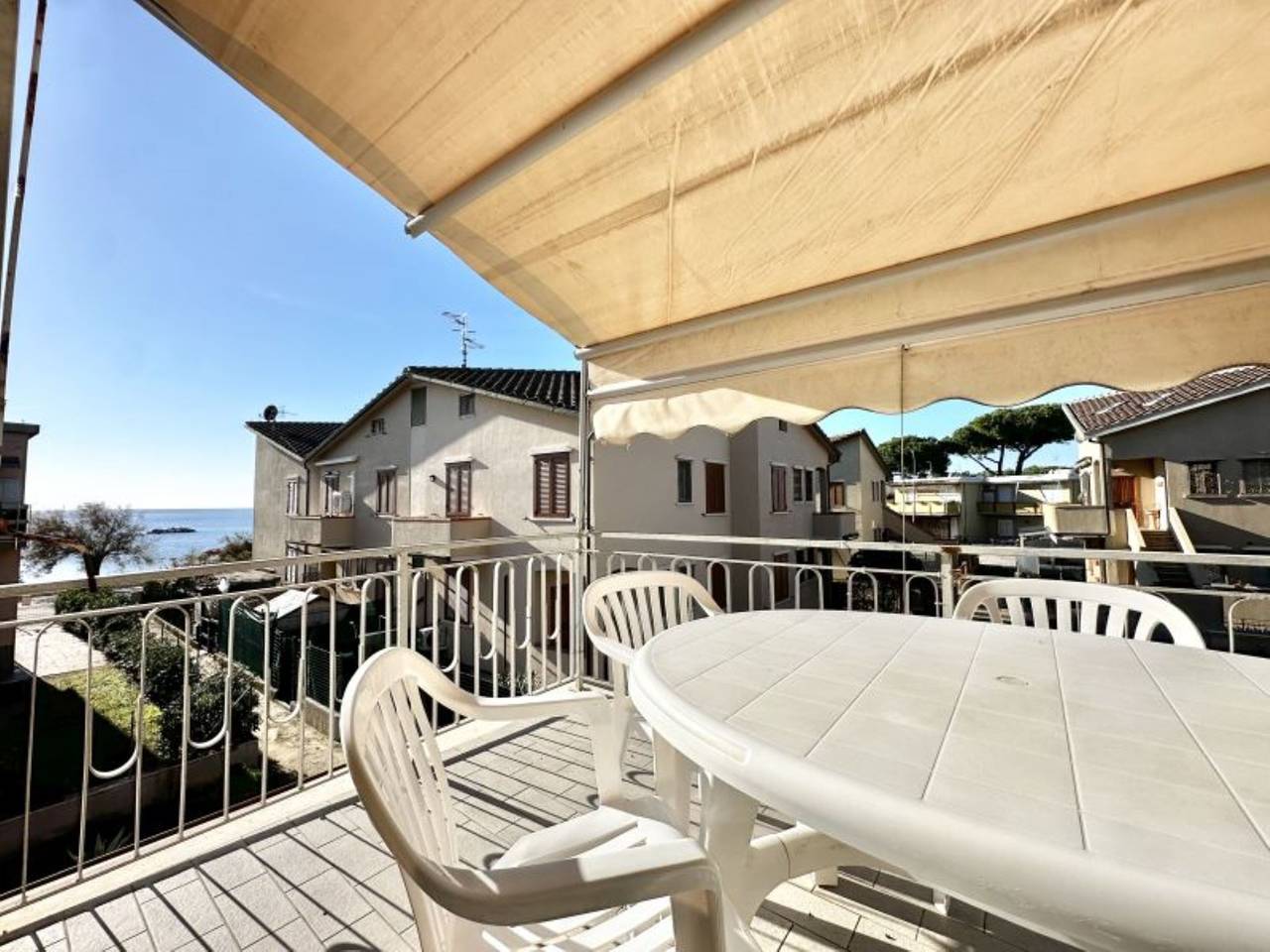 Ganze Ferienwohnung, Guerrini sopra - Rif.5 Trilocale con terrazza vista mare in Follonica, Etruskische Küste