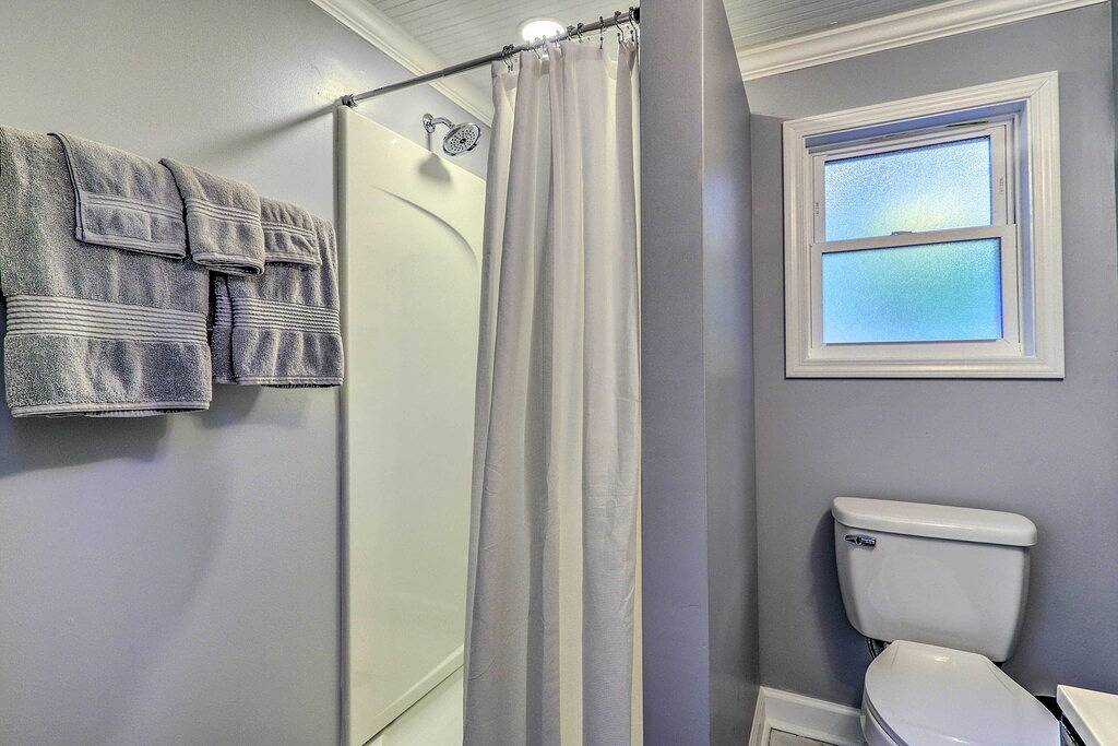 Cozy ‘Casa Verde’ Getaway - 1 Mi to Uncg Campus in Lindley Park, Greensboro