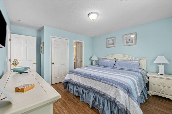 Vacation rental for 12 people, with yard and hot tub in Surfside Beach