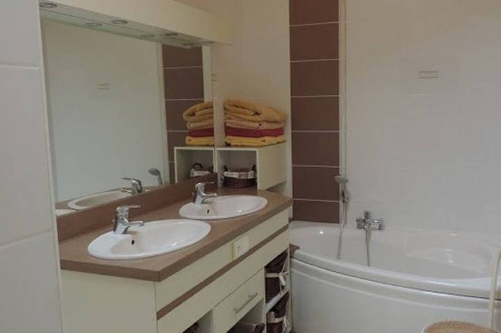 Location de vacances pour 6 personnes, avec terrasse ainsi que jardin et jacuzzi à Bourneau - 4