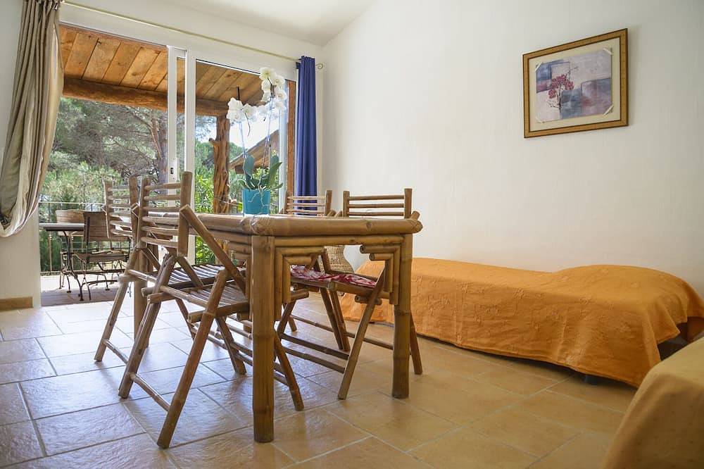 Jolie maison bord de mer- plage Palombaggia à 150 maccès privé in Palombaggia, Porto-Vecchio