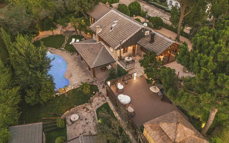 Casa rural para 12 personas, con Jacuzzi y Terraza además de Jardín y Piscina en El Viso de San Juan