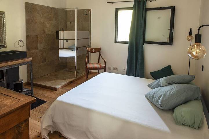 Dominique and Eric welcome you to their large, characterful Mas with heated swimming pool. in Verquières, Arles und Umgebung
