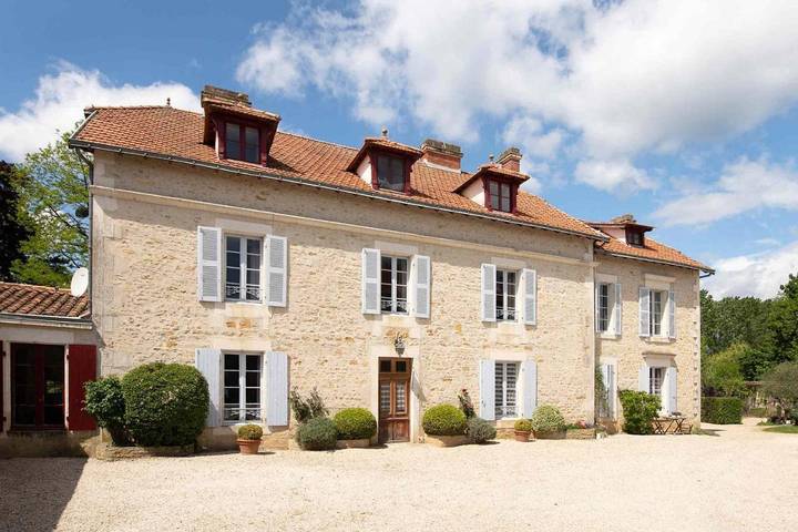 Location de vacances pour 15 personnes, avec Terrasse ainsi que Jardin et Vue à Sainte-Hermine