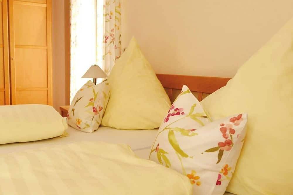 Ganze Wohnung, Ferienwohnung mit möblierter Holzterrasse und separatem Kinderzimmer in Absberg, Fränkisches Seenland