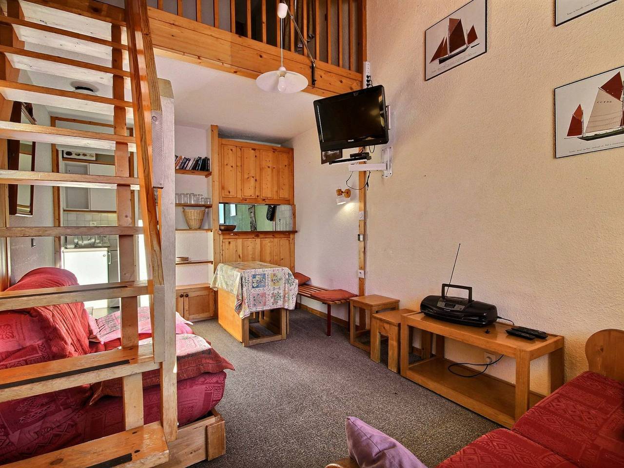Entire apartment, Cozy duplex 5-6 pers at the foot of the slopes with Tv, Dvd and equipped kitchen in Plagne Villages, La Plagne-Tarentaise