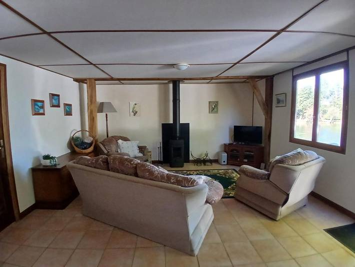 Gîte pour 6 personnes, avec Jardin ainsi que Vue sur le lac et Vue à Nantheuil