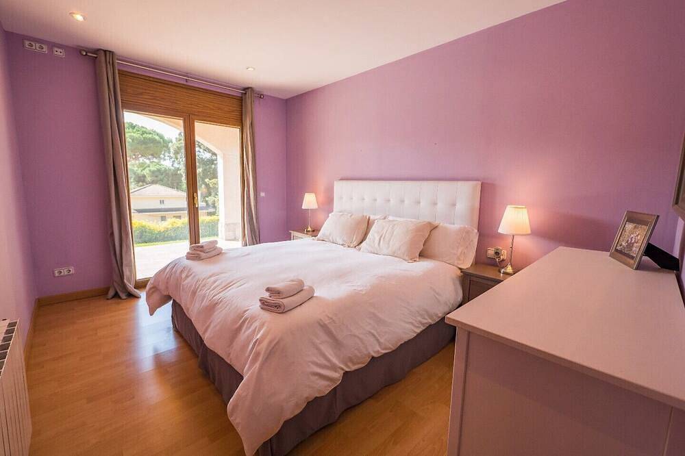 Bonita casa con capacidad para 12 pax. Piscina privada zona Bbq y wifi gratis. Vivalidays Kiros. in Tordera, Maresme