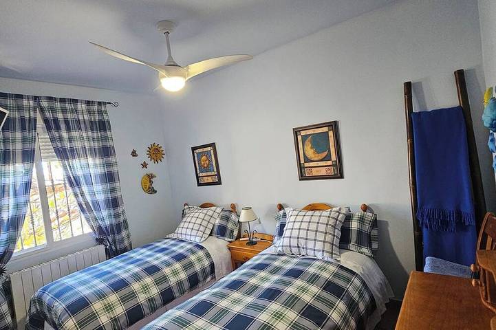 Villa 15 Minuten von Alicante, kostenloses Wlan, Innenpool, ideal für Familien in Tibi, Alicante Provinz