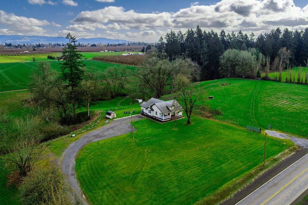 Single Level Country Cottage, New Decor, Huge Yard w/ Farmland Views, 5 Min to Newberg in Yamhill County