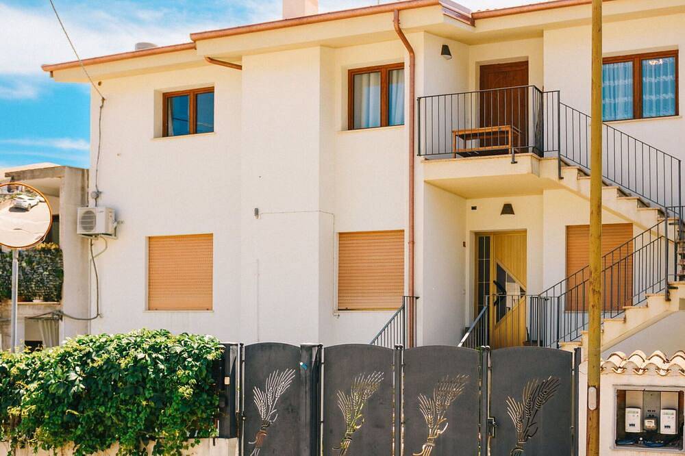 Ganze Wohnung, Gemütliche Wohnung mit  W-Lan, Klimaanlage, Tv, Innenhof, Haustiere erlaubt und Parkplatz in Santa Maria Navarrese, Ogliastra Provinz