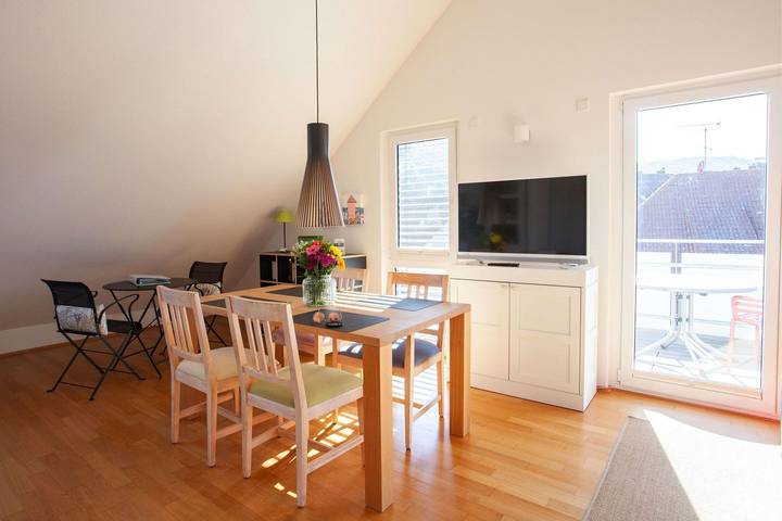 Ganze Wohnung, Ferienwohnung „Seeblick Bodman“ am Bodensee – Dachgeschosswohnung mit Balkon & Seenähe
- ganz neu im Angebot- in Bodman-Ludwigshafen, Schwäbische Alb Radweg Region