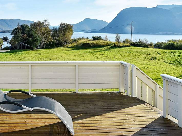 Ferienhaus für 10 Personen, mit Balkon und Whirlpool sowie Terrasse und Garten in Midsund