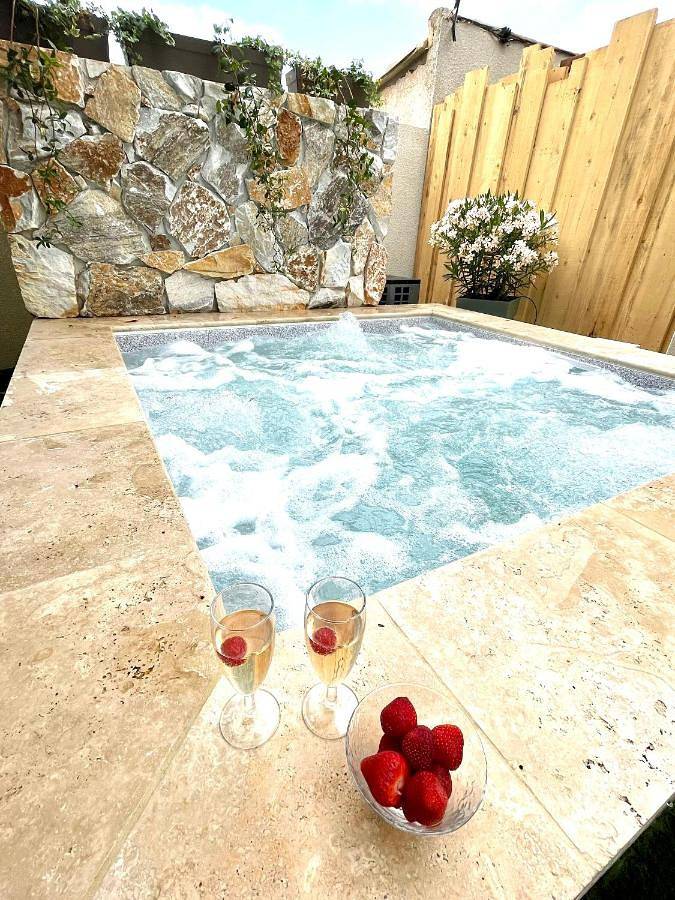 Casa de vacaciones para 2 personas, con jardín y terraza además de jacuzzi y piscina - 1