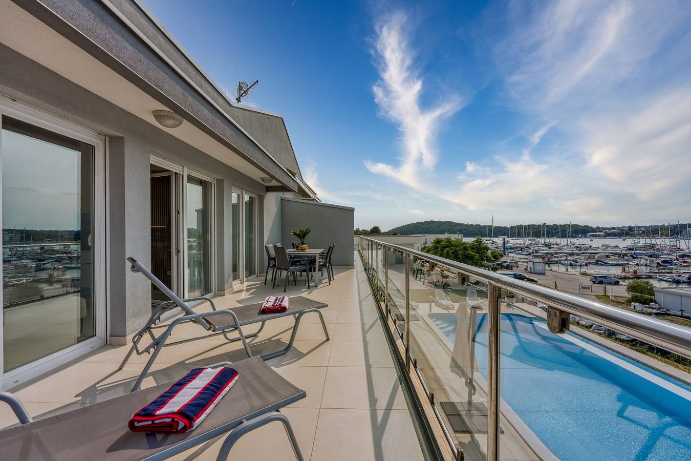 Ganze Wohnung, Elegant Panoramic Seaview Apartment 3 in Banjole, Südküste Istrien