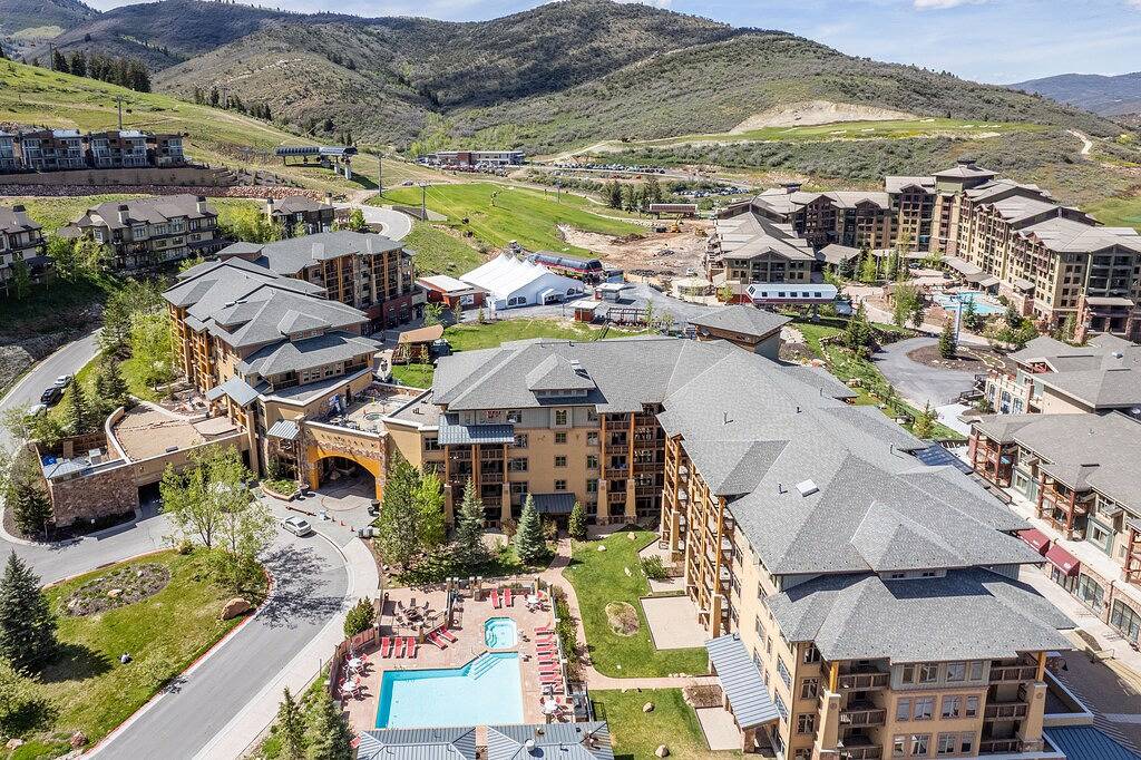 Ganze Wohnung, Sundial condo in the heart of canyons village, private patio, outdoor pool, walk to hiking & biking in Uinta Wasatch Cache National Forest