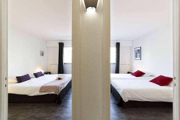 Entire apartment, Le Parc des Frères Lumière - 2/6 pers. - 120m2 balcony, quiet, parking, metro in Lyon, Lyon region