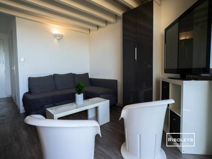 Gîte pour 4 personnes, avec piscine et balcon, adapté aux familles dans Plage de la Farinette - 4