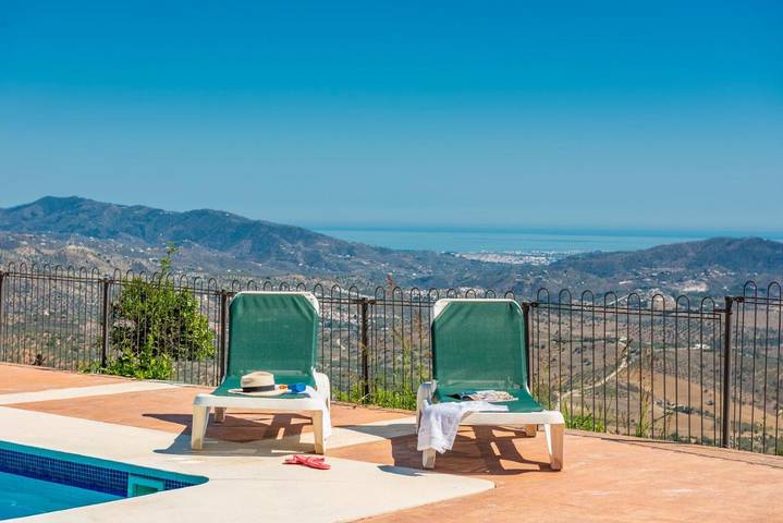 Ferienhaus für 4 Personen, mit Terrasse und Garten sowie Pool und Seeblick in Periana