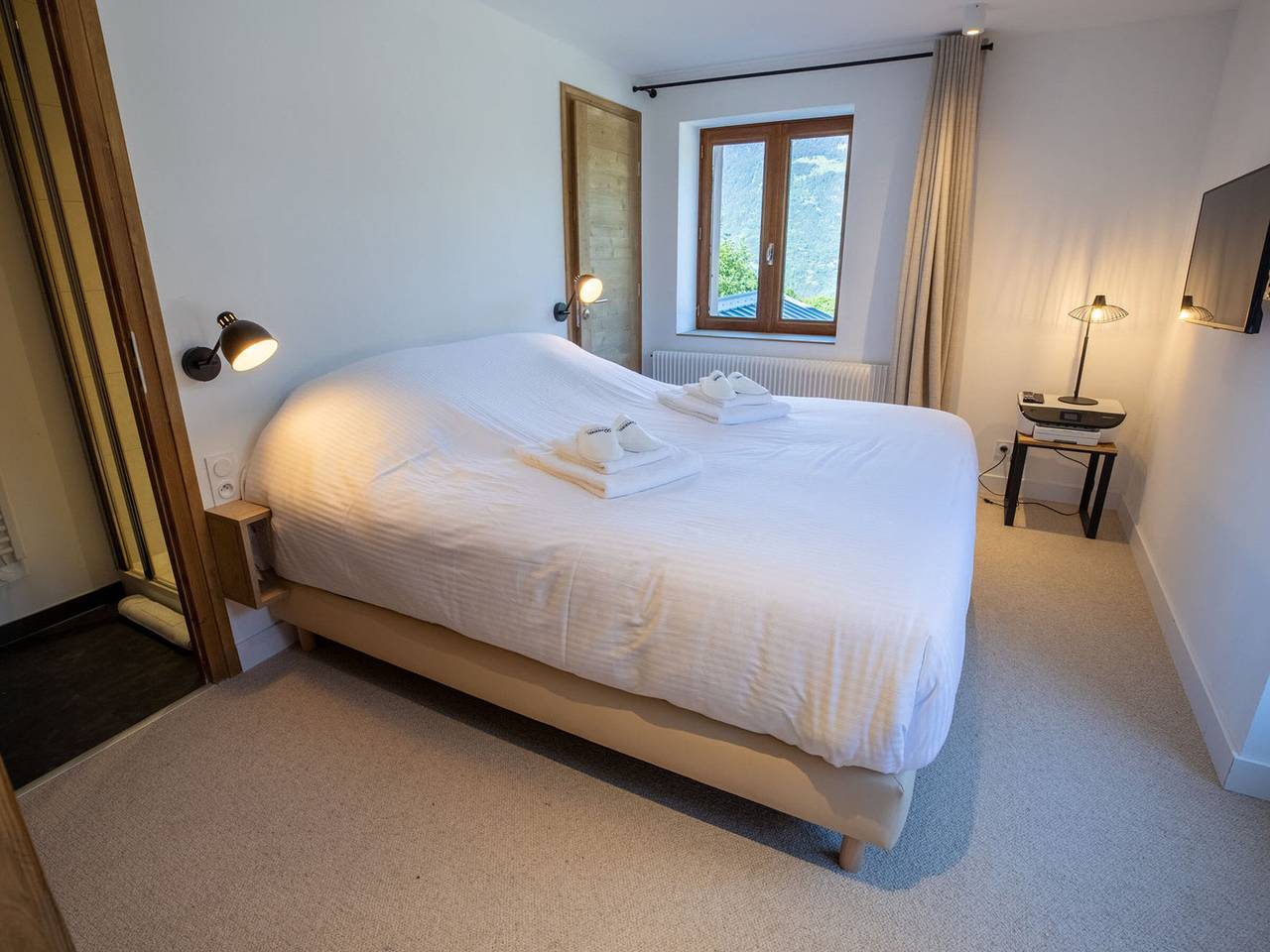 Renovated chalet with fireplace and covered parking in a quiet area in Les Allues, Les Trois Vallées