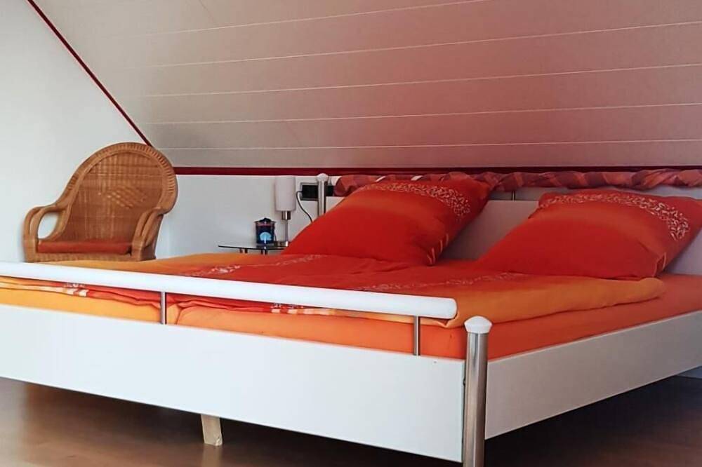 Ganze Wohnung, Lichtdurchflutete Dachgeschosswohnung (98 m2) mit zwei Balkonen in Merkendorf, Fränkisches Seenland