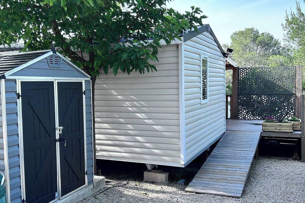 Mobilhome with jacuzzi, swimming pool in the residence in Pierrefeu-du-Var, Region de Toulon