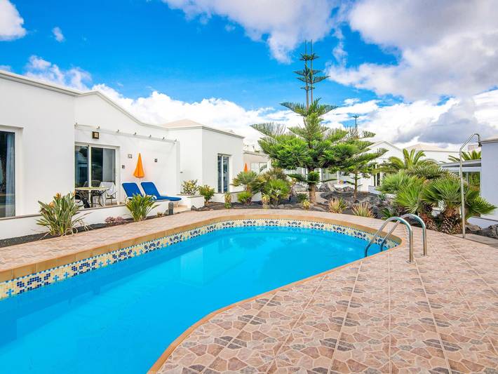 Location de vacances pour 4 personnes, avec terrasse ainsi que piscine et jardin dans Charco del Palo - 2