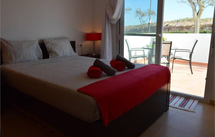 Apartamento vacacional entero, Apartamento con terraza junto a la piscina cerca del centro de la ciudad in Condado de Alhama, Alhama de Murcia