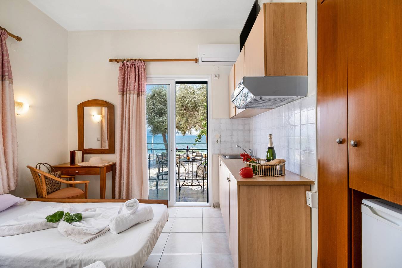 Entire studio, Nikiana Club - Studio 5 Apartment-Studio with Sea View, Shared Pool & Wi-Fi in Nikiana, Alexandros