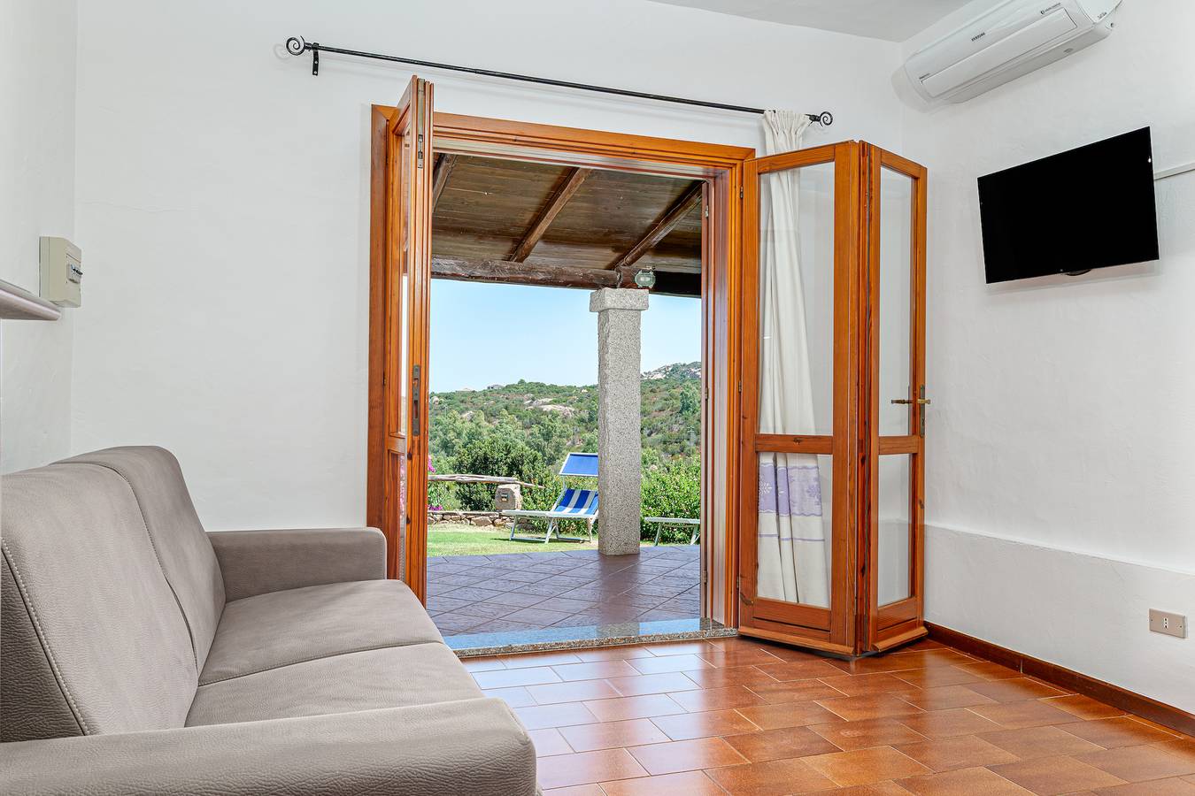Villa Speranza 2 vicino alla spiaggia con vista sul mare, A/C, giardino, terrazza, barbecue e doccia in Rudalza, Costa Smeralda