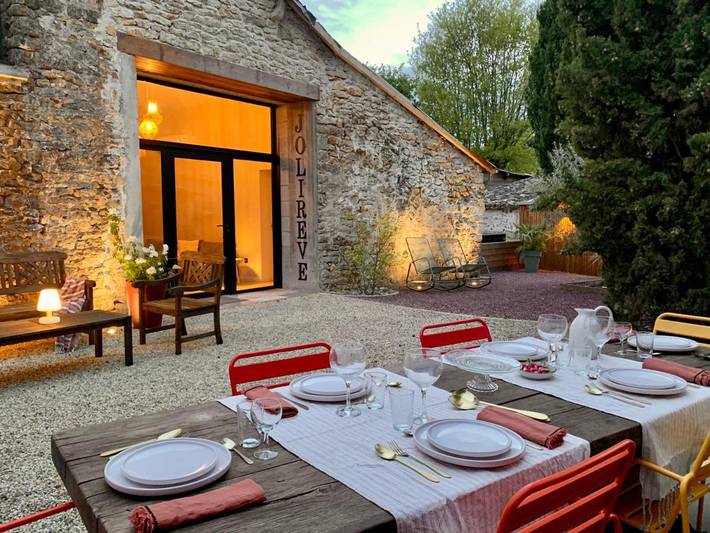 Location de vacances pour 10 personnes, avec jardin et piscine ainsi que jacuzzi et bassin pour enfant à Celle-Lévescault