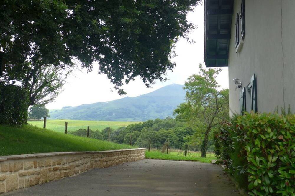4000 sq.m. house with trees. Hiking, fishing, lake, mountains. 5 km from St. Pée in Souraïde, Bayonne region