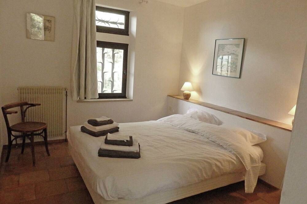 Saint-Siffret: Bos & Zwembad in Saint-Siffret, Nimes en omgeving