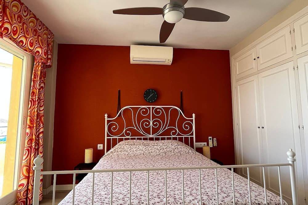 Entire apartment, Front Row Harbor / Beach modern apartment in Benalmádena Costa, Benalmádena