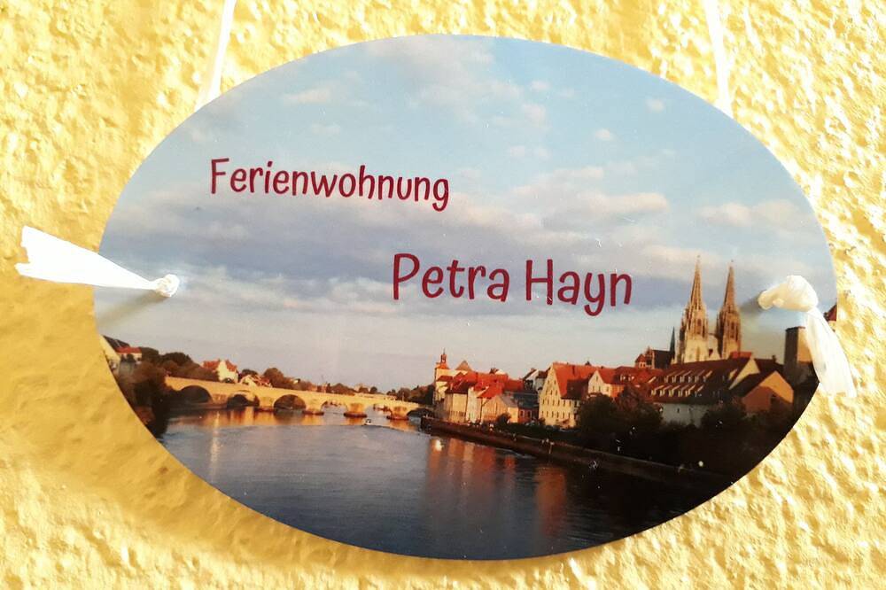 Ganze Wohnung, Sehr helle und freundliche 2-Zimmer-Wohnung, nur 15 Geh-Minuten zum Zentrum in Regensburg, Ostbayern
