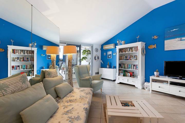Ganze Wohnung, Penthouse 'Attico Con Terrazza' mit Bergblick, Gemeinschaftsterrasse & Klimaanlage in Viareggio, Italienische Riviera