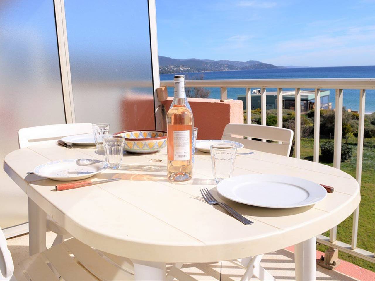 Appartement entier, Studio au bord de l'eau avec terrasse et ménage inclus in Le Lavandou, Parc national de Port-Cros