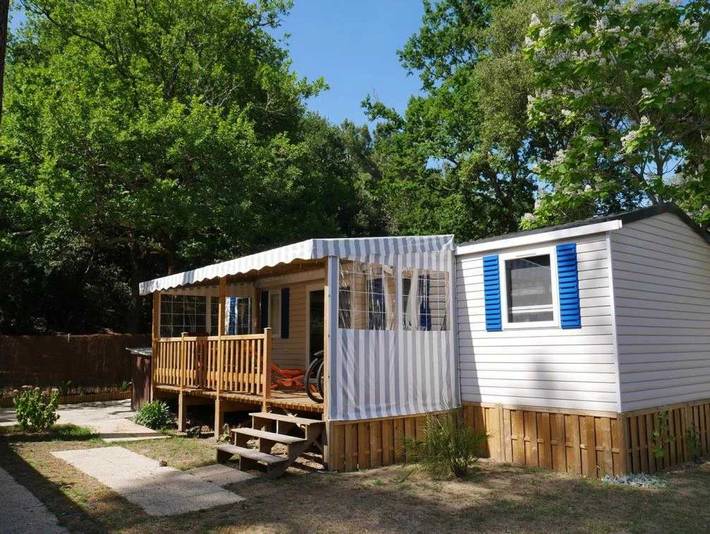 Camping pour 6 personnes, avec terrasse et bassin pour enfant