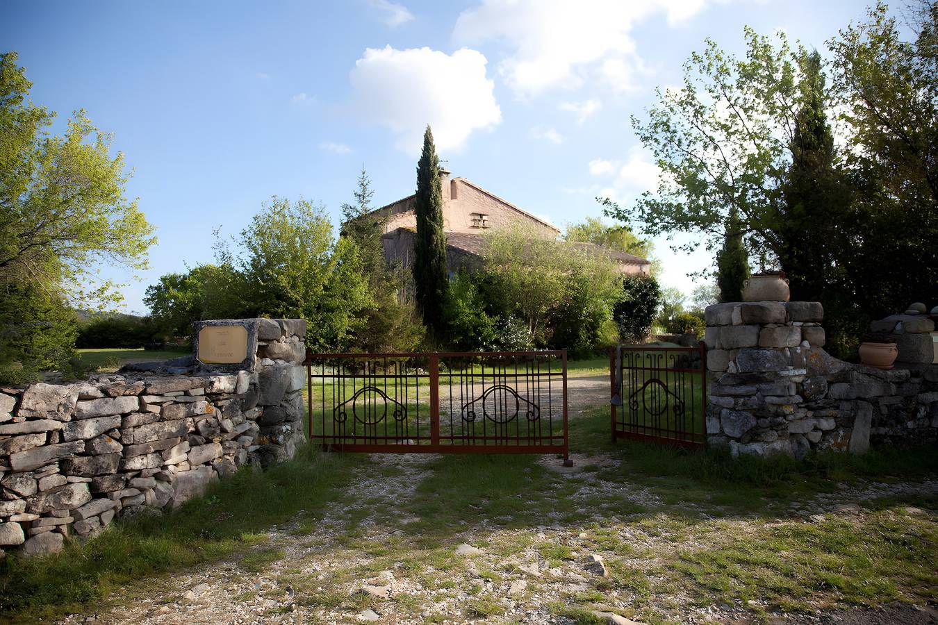 Studio entier, Gîtes du Bout du Monde : vue montagne et terrasse privée in Saint-Étienne-de-Gourgas, Région de Lodève
