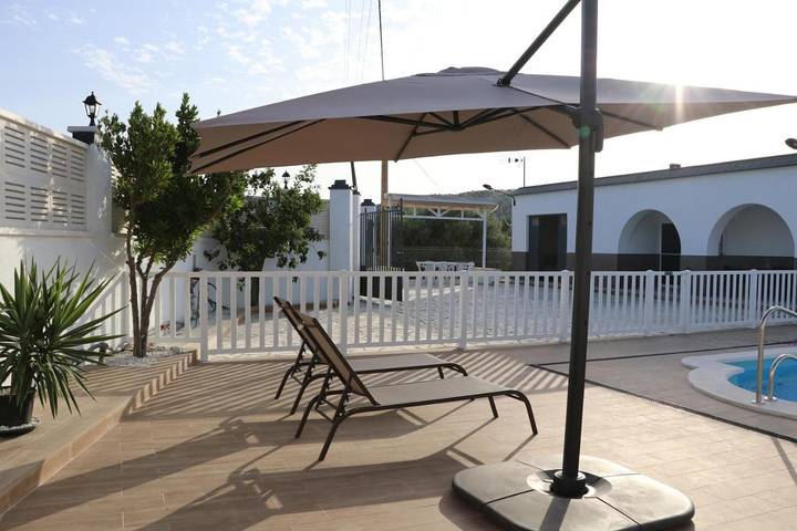 Location de vacances pour 6 personnes, avec piscine et jardin à Tabernas - 2