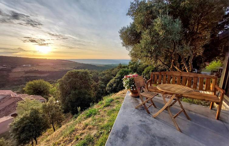 Location de vacances pour 8 personnes, avec terrasse ainsi que jardin et piscine à Saint-Chinian - 2