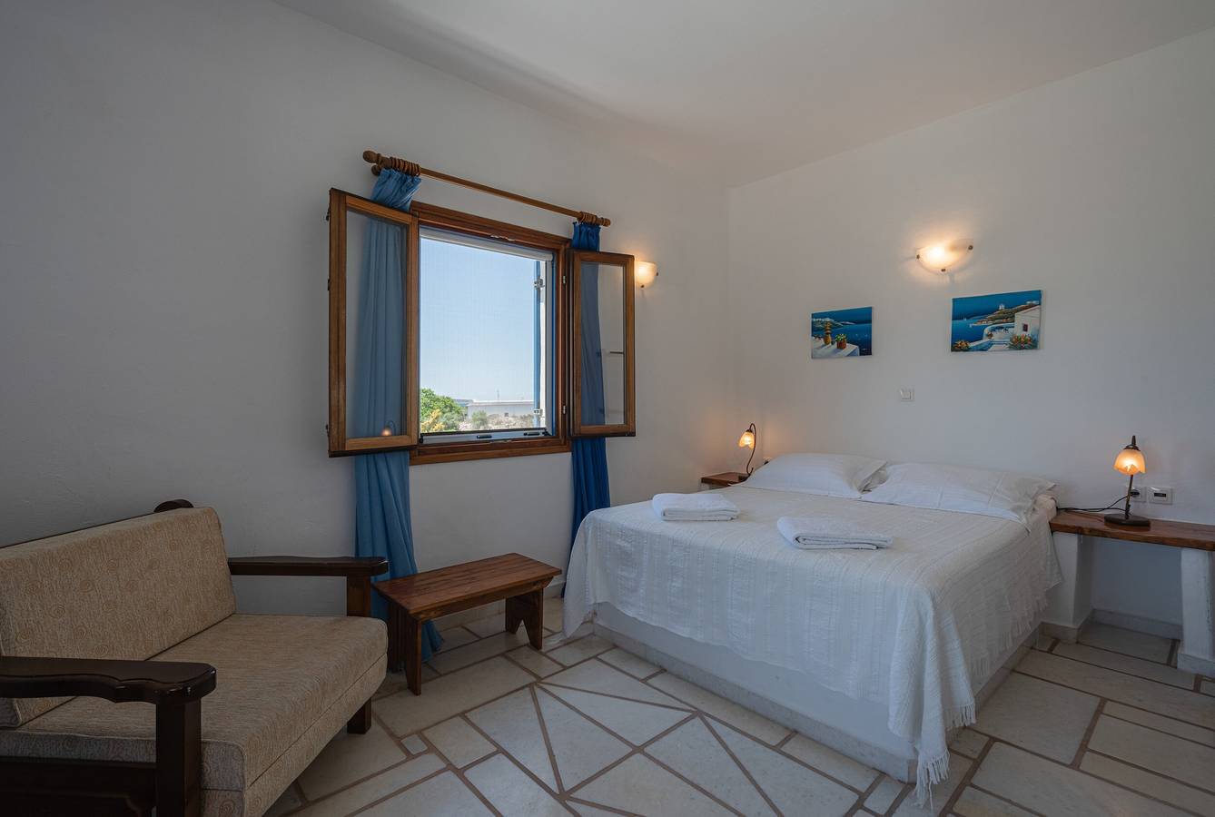 Apartamento entero, Apartamento vacacional "Maria's Village Suite" con vistas al mar, terraza privada y Wi-Fi in Aliki, Paros