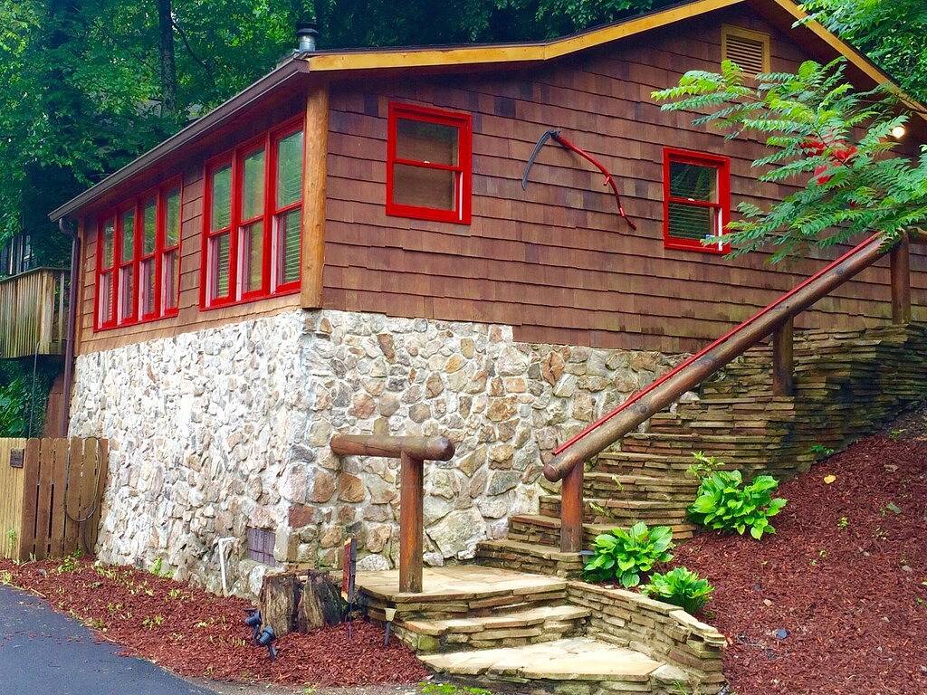 Am Fluss und in der Nähe der Innenstadt von Gatlinburg mit Wifi, Sauna und Whirlpool in Gatlinburg, Sevier County