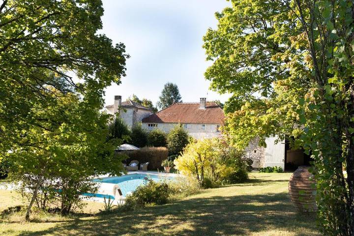 Location de vacances pour 2 personnes, avec Terrasse ainsi que Jardin et Piscine à Belvèze
