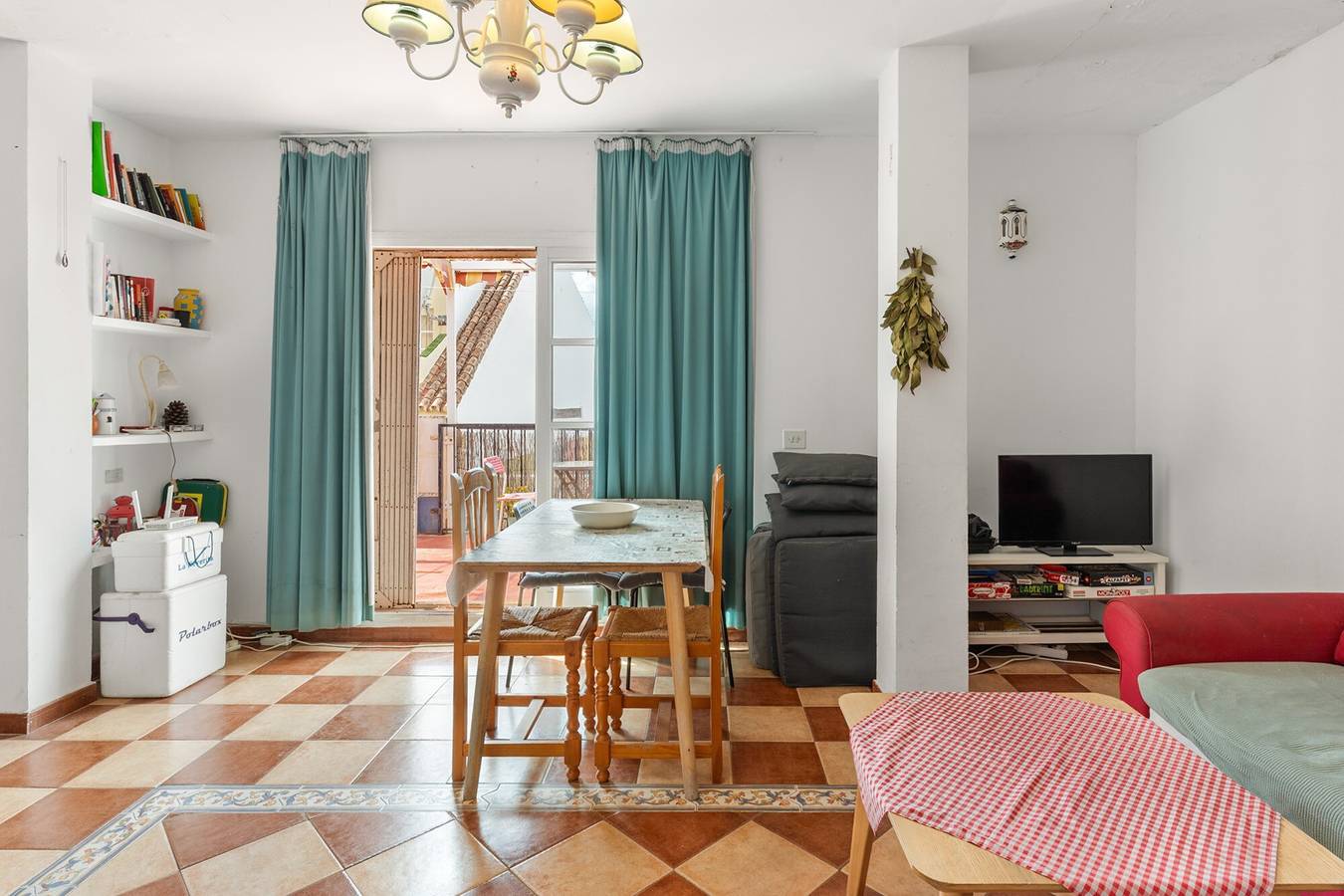 Apartamento entero, Apartamento 'Med Stor Terass' con vistas a la montaña, Wi-Fi y aire acondicionado in Fuengirola Centre, Fuengirola